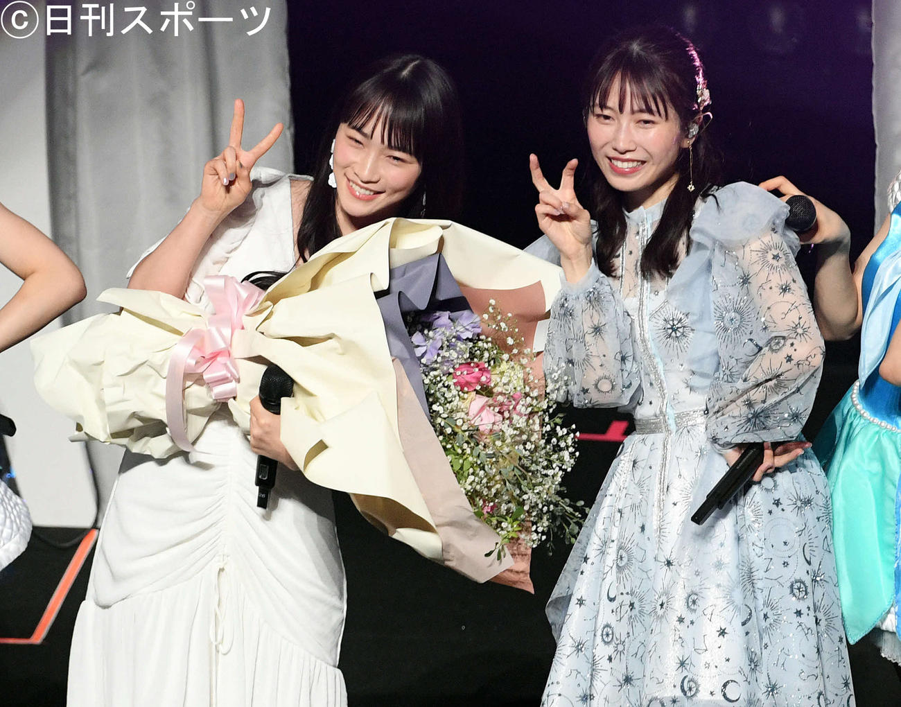 横山由依（右）の卒業コンサートに登場した川栄李奈（撮影・滝沢徹郎）
