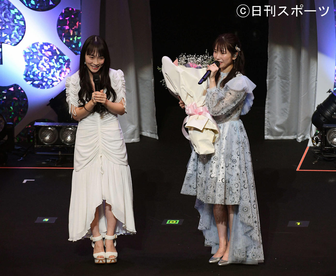 横山由依（右）の卒業コンサートに登場した川栄李奈（撮影・滝沢徹郎）
