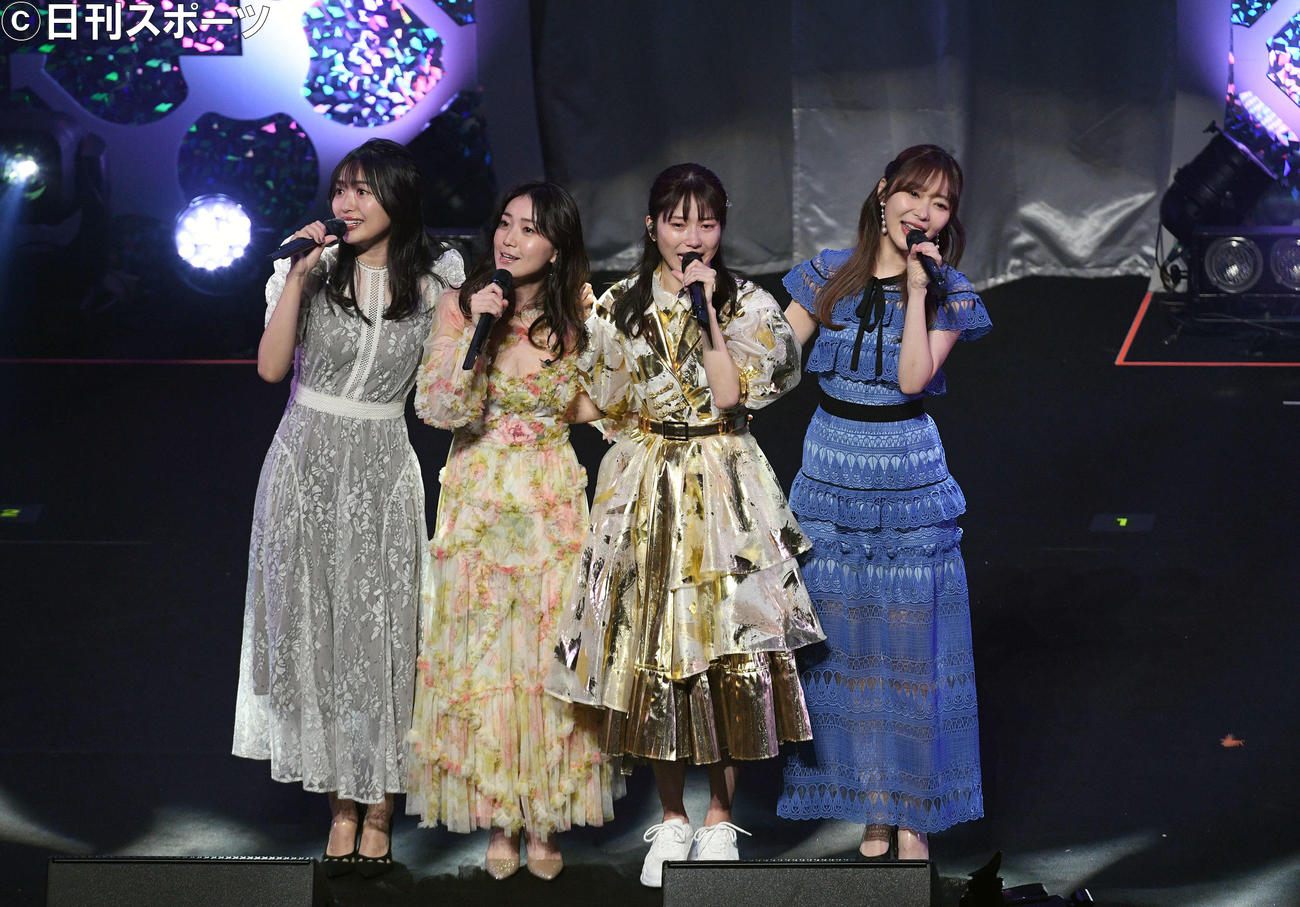 横山由依（左から3人目）の卒業コンサートでパフォーマンスする、左から北原里英、大島優子、1人おいて指原莉乃（撮影・滝沢徹郎）