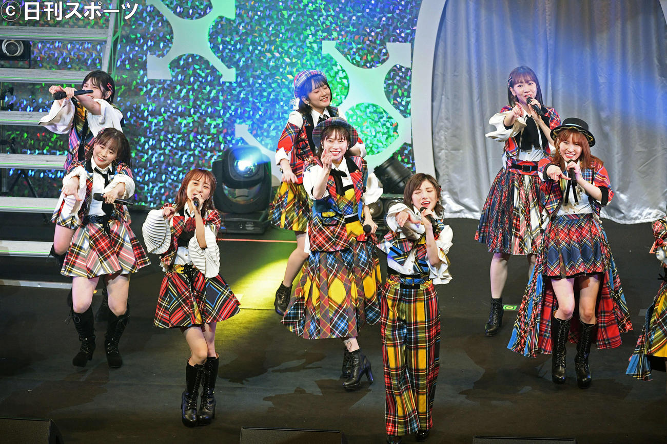 卒業コンサートでパフォーマンスする横山由依（中央）（撮影・滝沢徹郎）