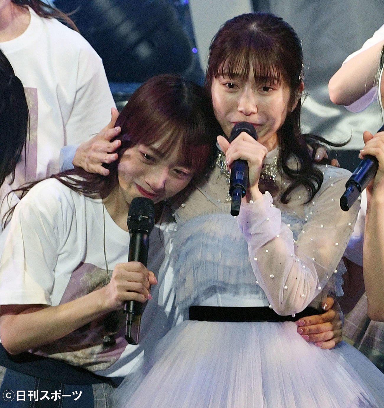 卒業コンサートのアンコールで向井地美音（左）を抱き寄せる横山由依（撮影・滝沢徹郎）