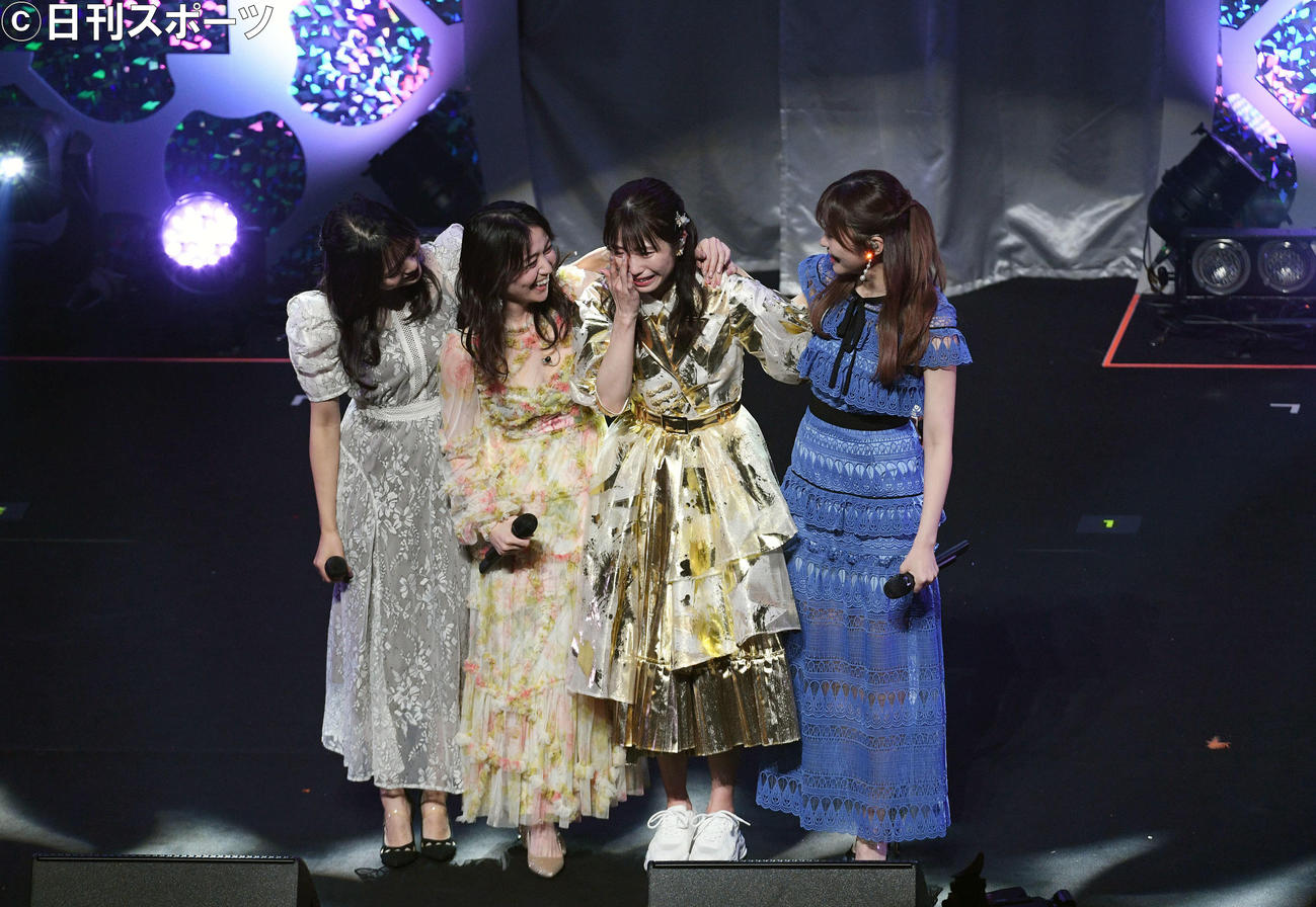 卒業コンサートで涙を流す横山由依（左から3人目）。左から北原里英、大島優子、1人おいて指原莉乃（撮影・滝沢徹郎）