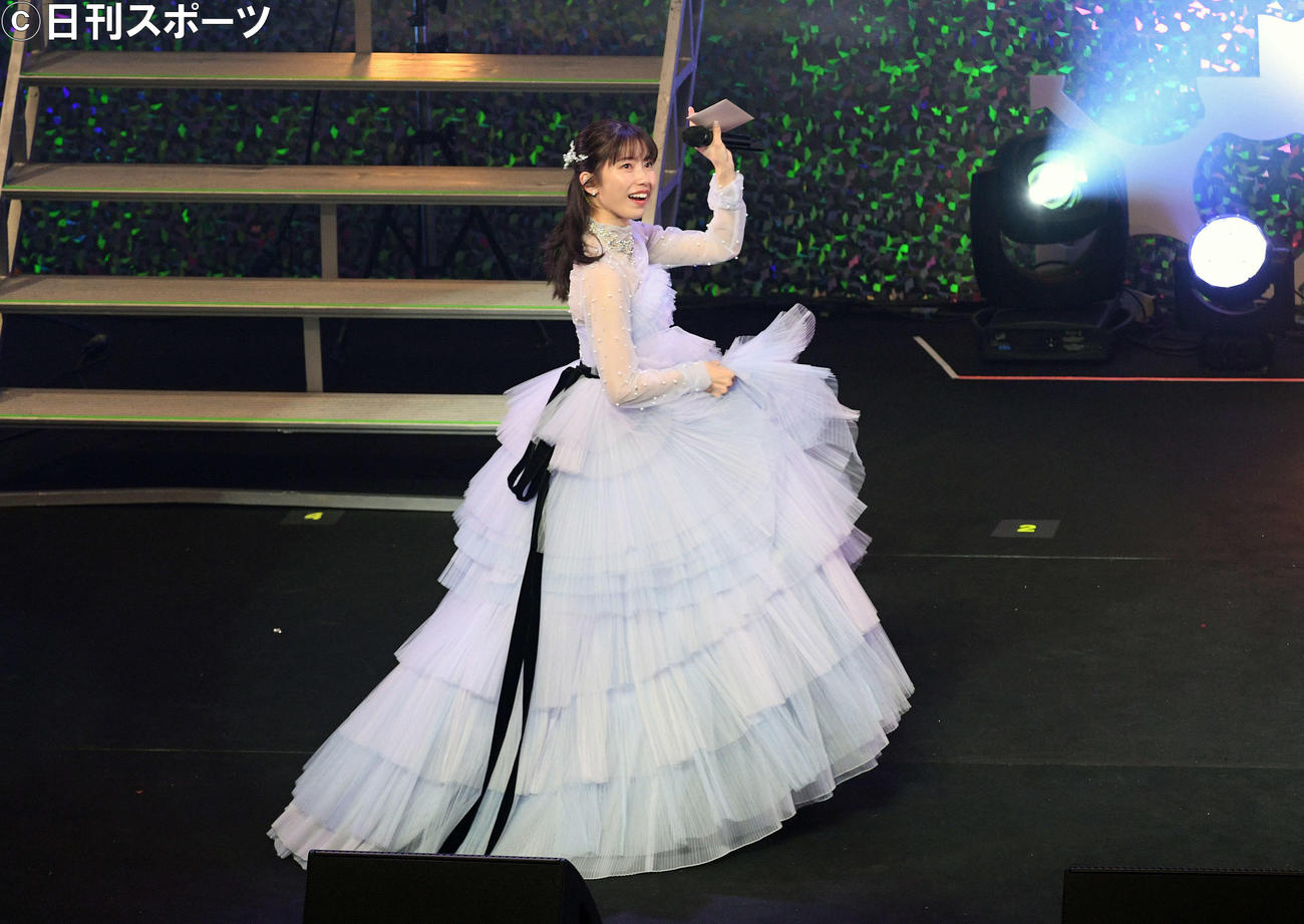 卒業コンサートを終えファンに手を振る横山由依（撮影・滝沢徹郎）
