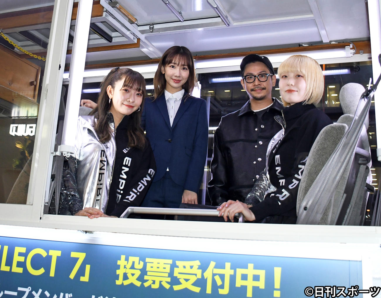 「柏木由紀なりのWACK」発売記念で選挙カーでPRした、前列左からNOW　EMPiRE、MAYU　EMPiRE、後列左から柏木由紀、渡辺淳之介氏（撮影・大友陽平）