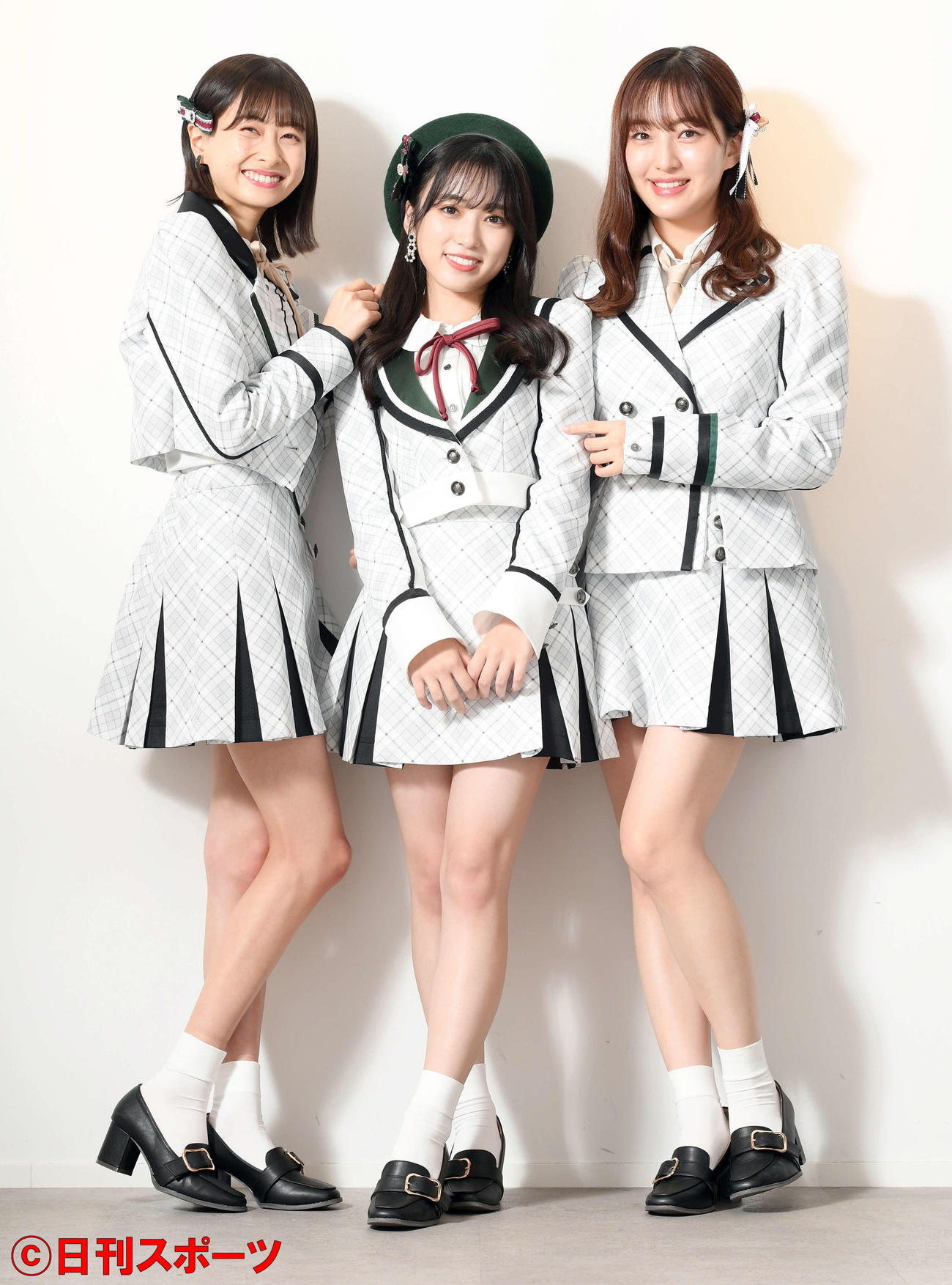 10周年記念アルバム「アウトスタンディング」発売に笑顔を見せる、左からHKT48松岡はな、矢吹奈子、田島芽瑠（撮影・たえ見朱実）