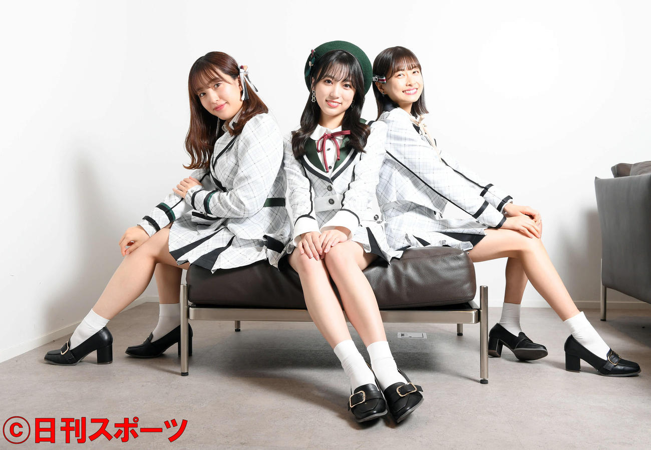 10周年記念アルバム「アウトスタンディング」発売に笑顔を見せる、左からHKT48松岡はな、矢吹奈子、田島芽瑠（撮影・たえ見朱実）