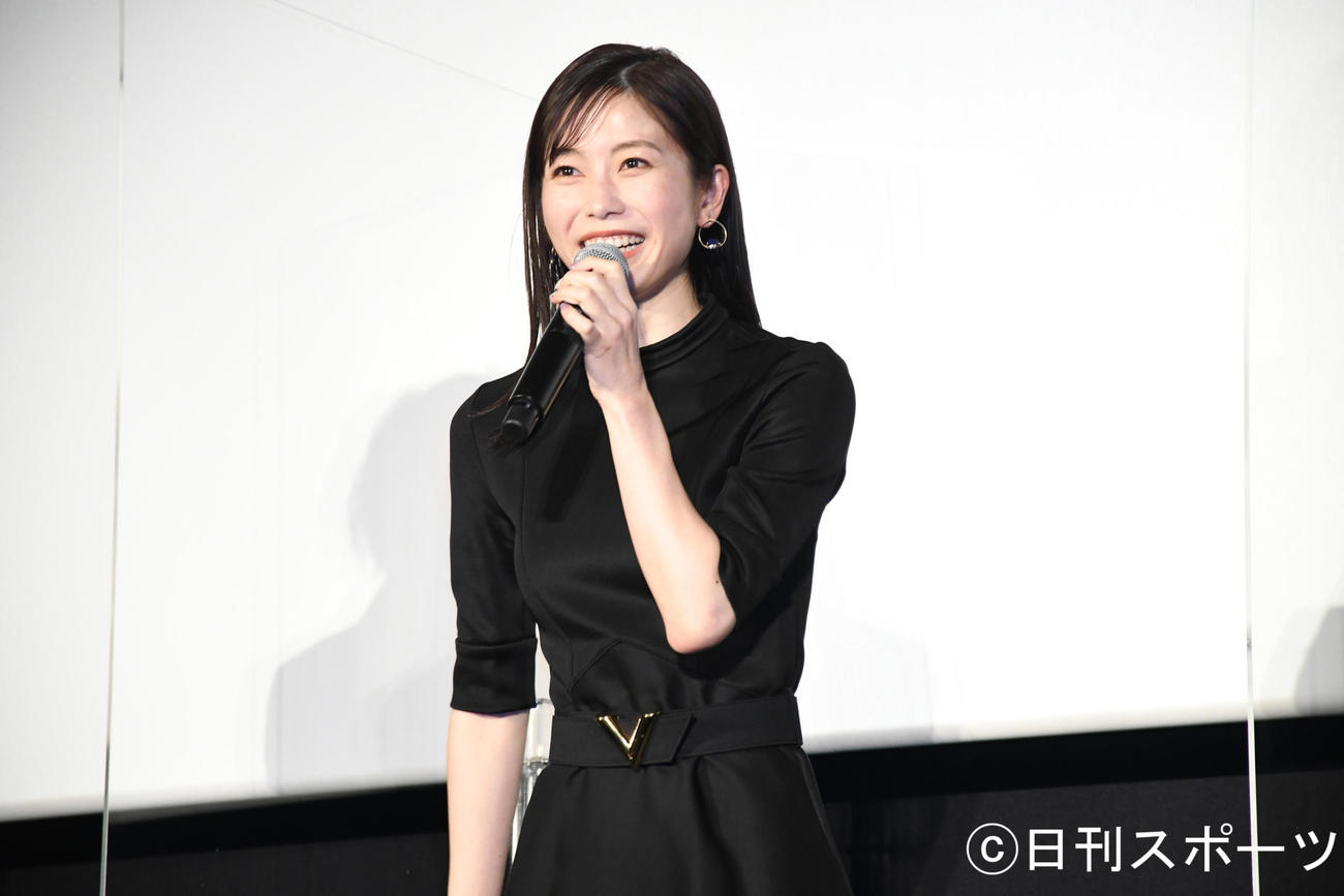 映画「機動戦士ガンダム　閃光のハサウェイ」ブルーレイ＆DVD発売記念舞台あいさつでトークするAKB48横山由依（撮影・大友陽平）