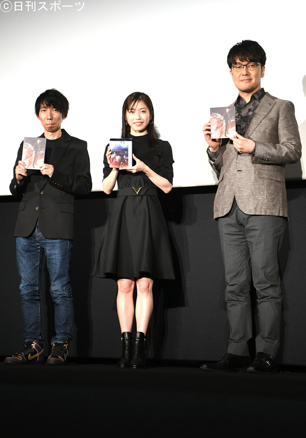 映画「機動戦士ガンダム　閃光のハサウェイ」ブルーレイ＆DVD発売記念舞台あいさつでトークする、左から小形尚弘エグゼクティブプロデューサー、AKB48横山由依、土田晃之（撮影・大友陽平）