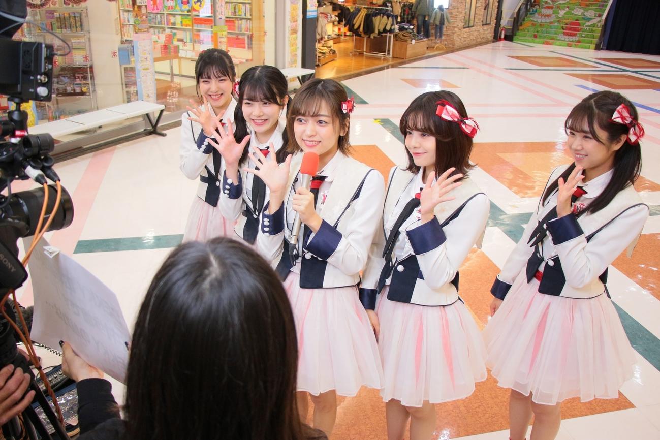 総合ショッピングセンター「DEKKY401」の新CMに出演するNGT48の、左から大塚七海、小越春花、中村歩加、本間日陽、真下華穂（C）Flora