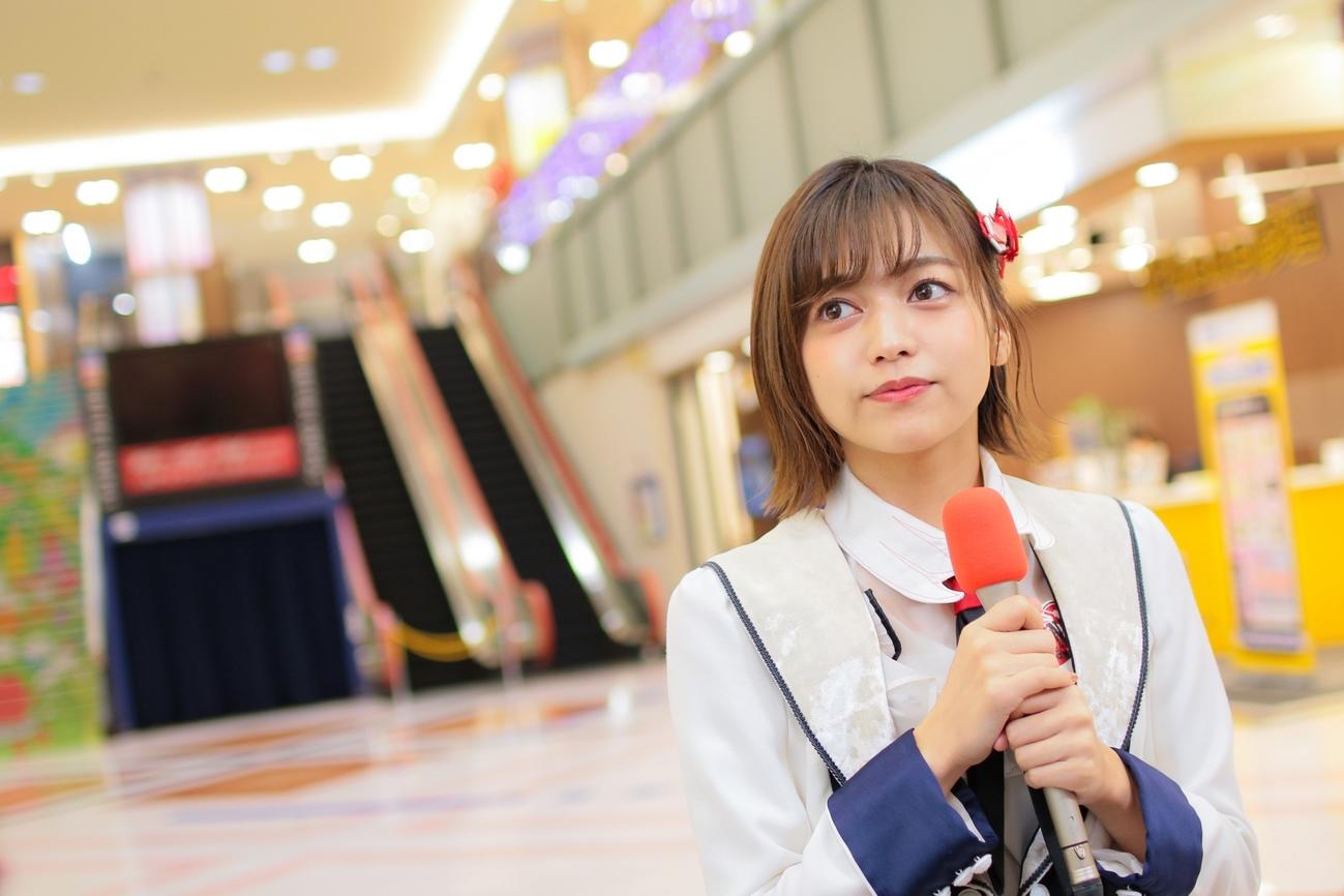 新CMで広報部長としてPRするNGT48中村歩加（C）Flora