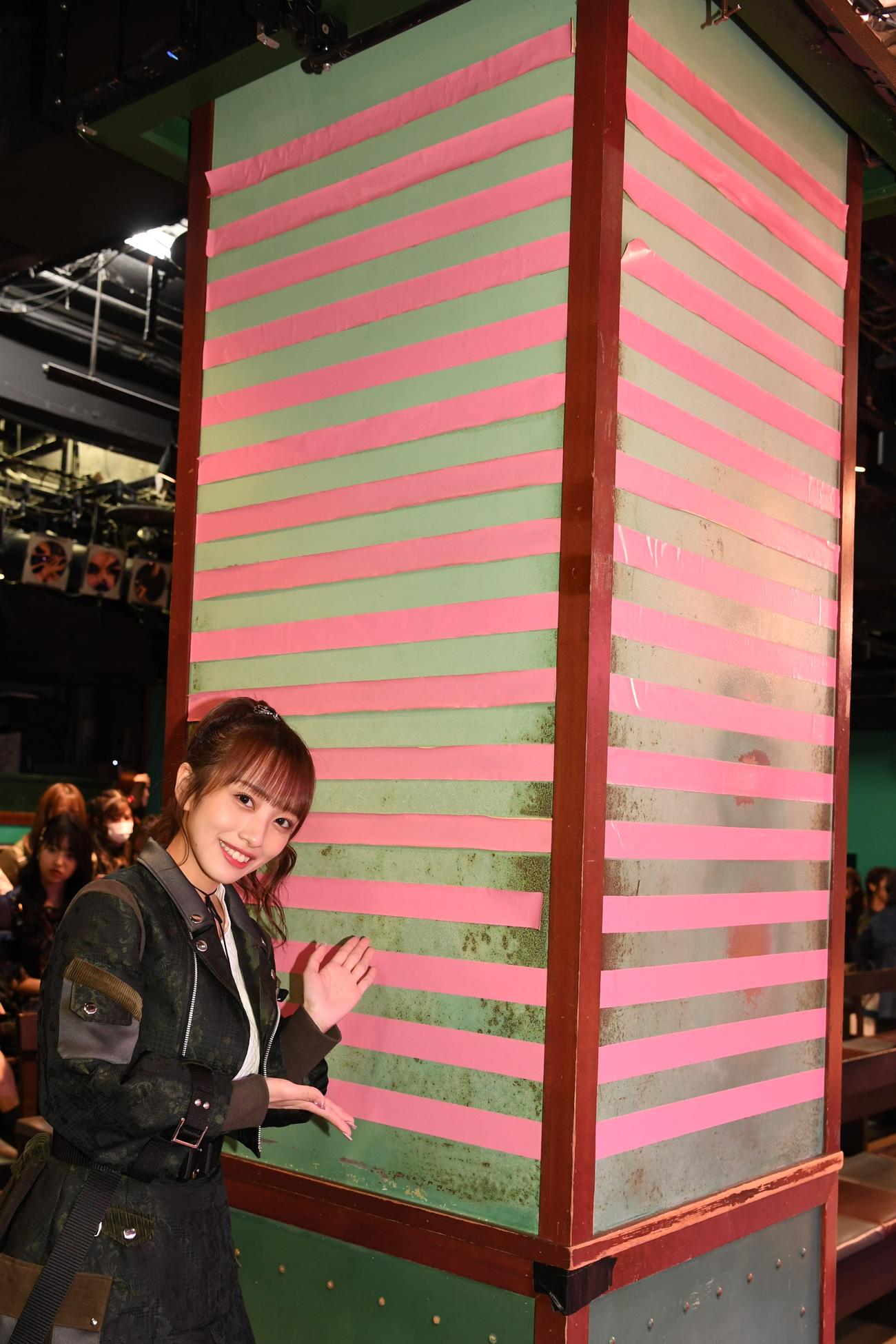 16周年を迎え劇場の柱に16本目のテープを張るAKB48向井地美音（C）AKB48