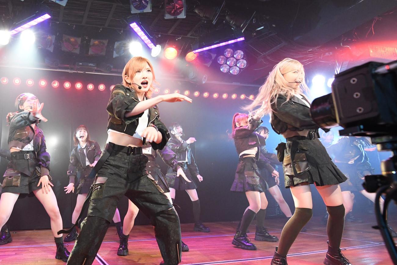 「AKB48劇場16周年特別記念公演」でパフォーマンスする岡田奈々（左）、本田仁美（右）らAKB48メンバー（C）AKB48