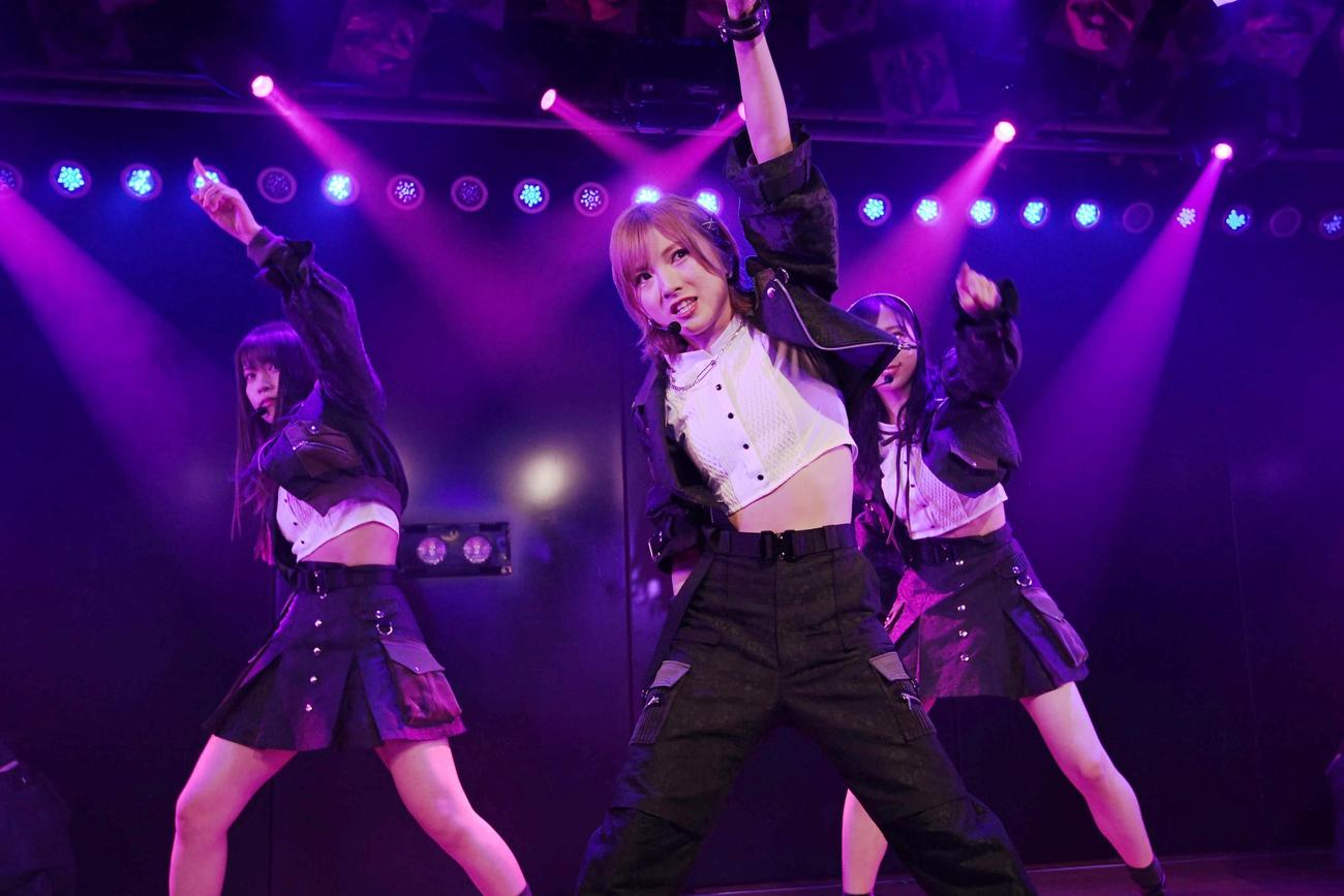 「AKB48劇場16周年特別記念公演」でパフォーマンスする岡田奈々らAKB48メンバー（C）AKB48