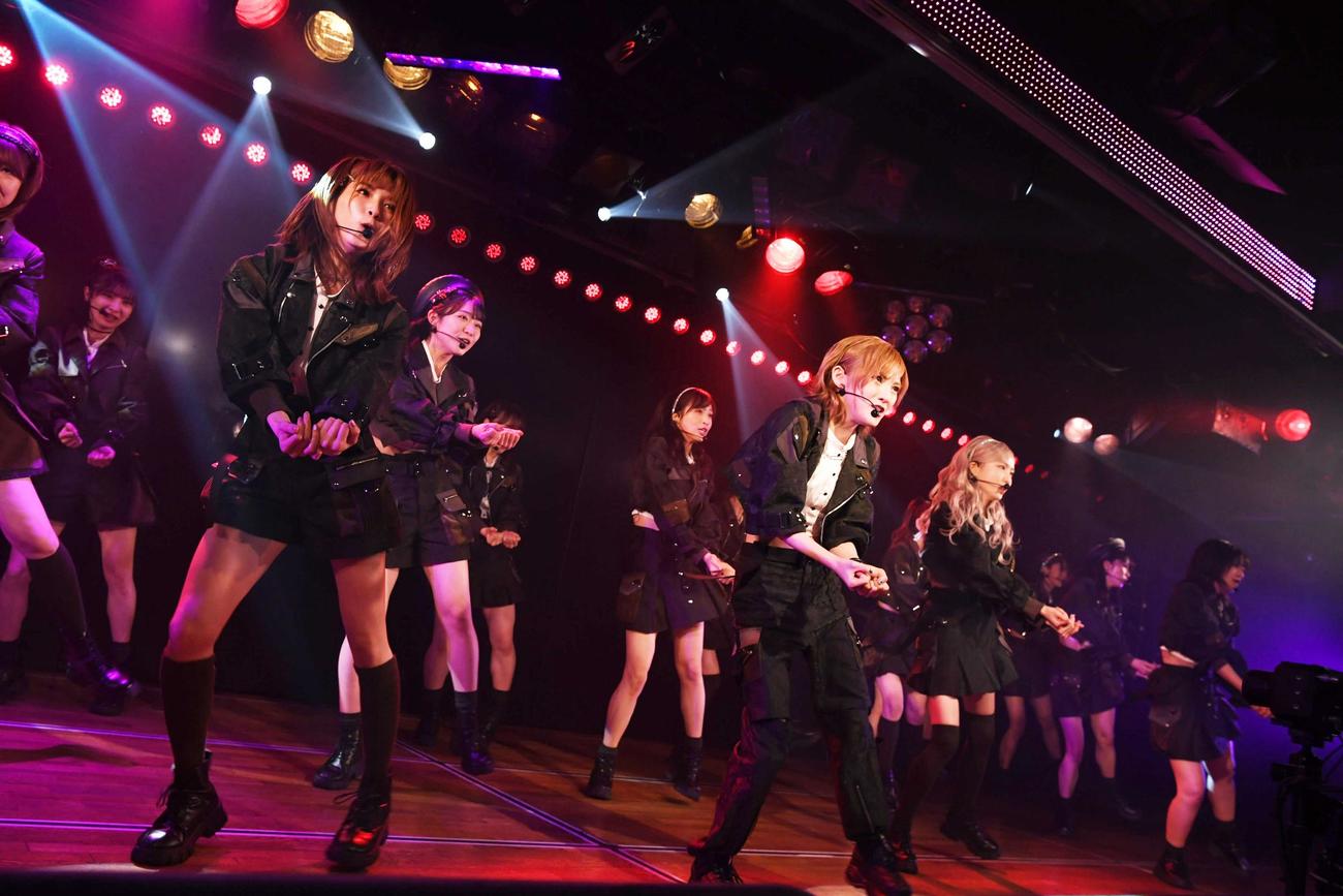 「AKB48劇場16周年特別記念公演」でパフォーマンスする岡田奈々（中央）らAKB48メンバー（C）AKB48