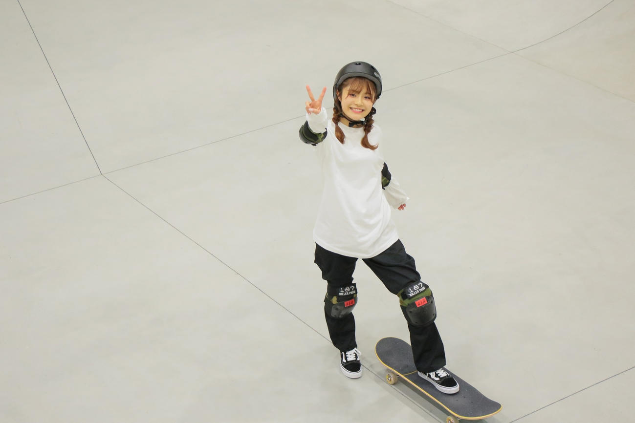 スケートボードに挑戦するNGT48清司麗菜（C）Flora