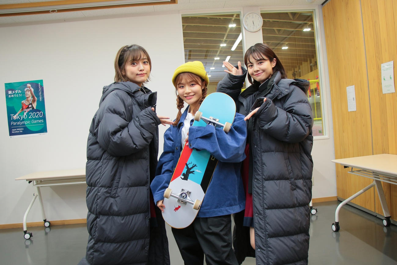 スケートボードに挑戦するNGT48清司麗菜（中央）。左は中村歩加、右は本間日陽（C）Flora