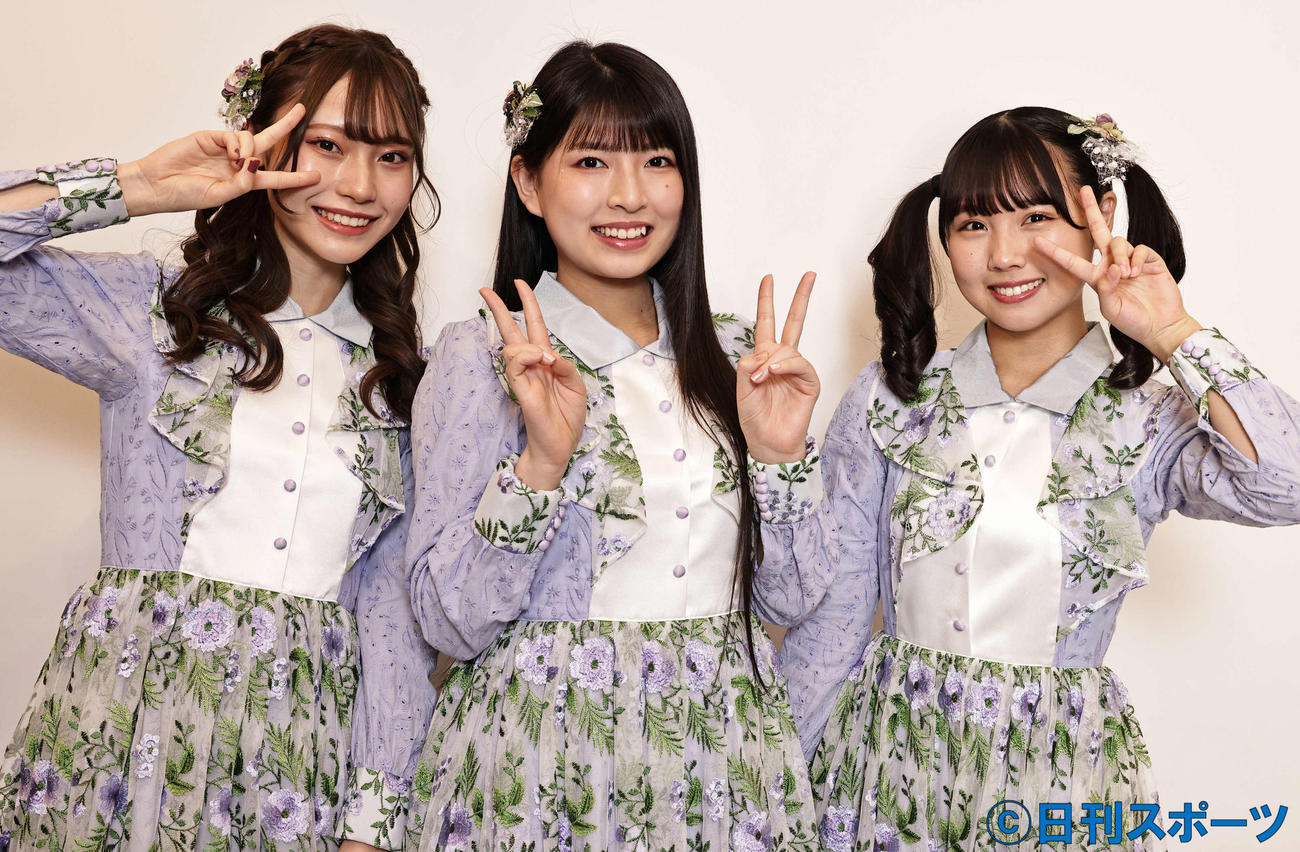 NEWシングルで「情熱の電源」を歌うNGT48、左から川越紗彩、三村妃乃、古舘葵（撮影・中島郁夫）