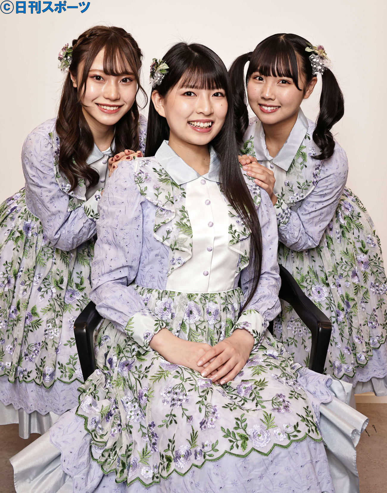 NEWシングルで「情熱の電源」を歌うNGT48、左から川越紗彩、三村妃乃、古舘葵（撮影・中島郁夫）