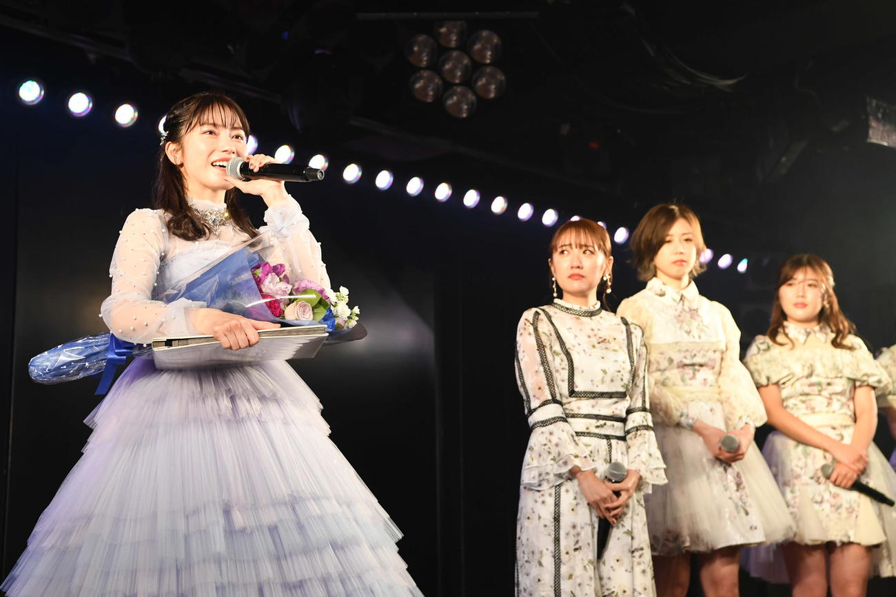 高橋みなみ（右から3人目）らが見守る中、卒業公演であいさつする横山由依