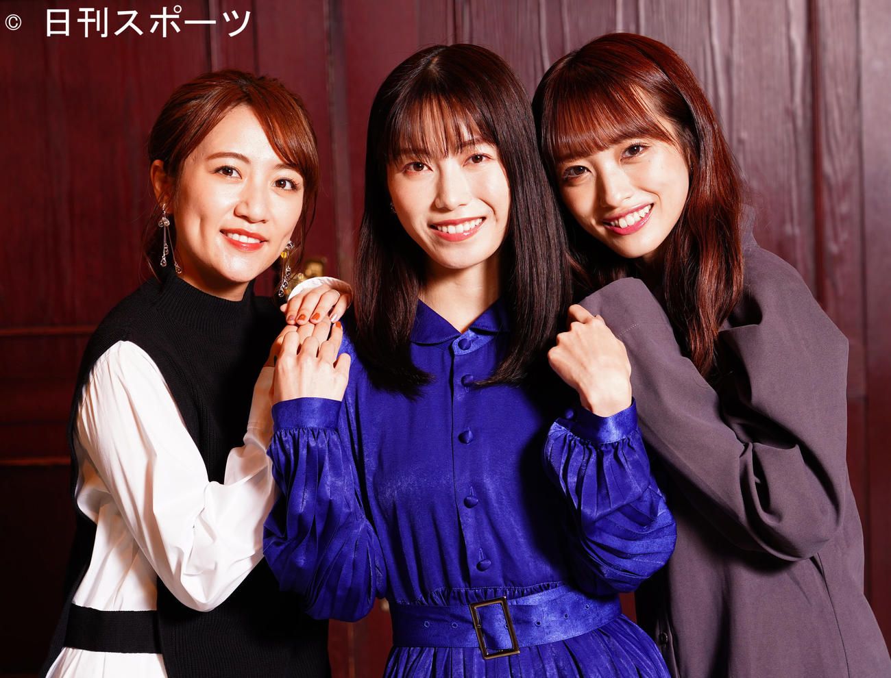 AKB48卒業を控える横山由依（中央）をねぎらう初代総監督の高橋みなみ（左）と現総監督の向井地美音（2021年10月撮影）