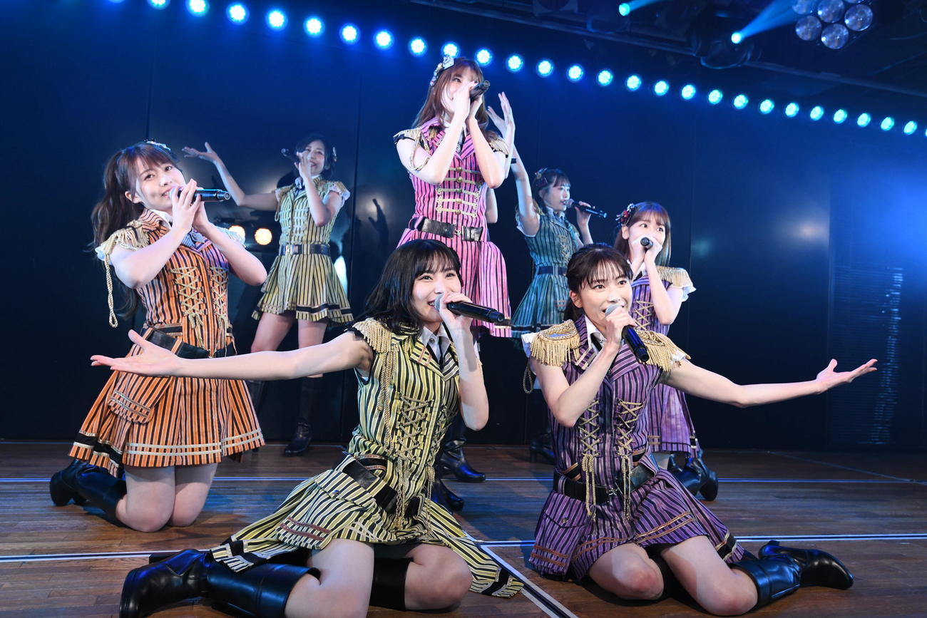 卒業公演でパフォーマンスする横山由依（前列右）。同左は福岡聖菜（C）AKB48