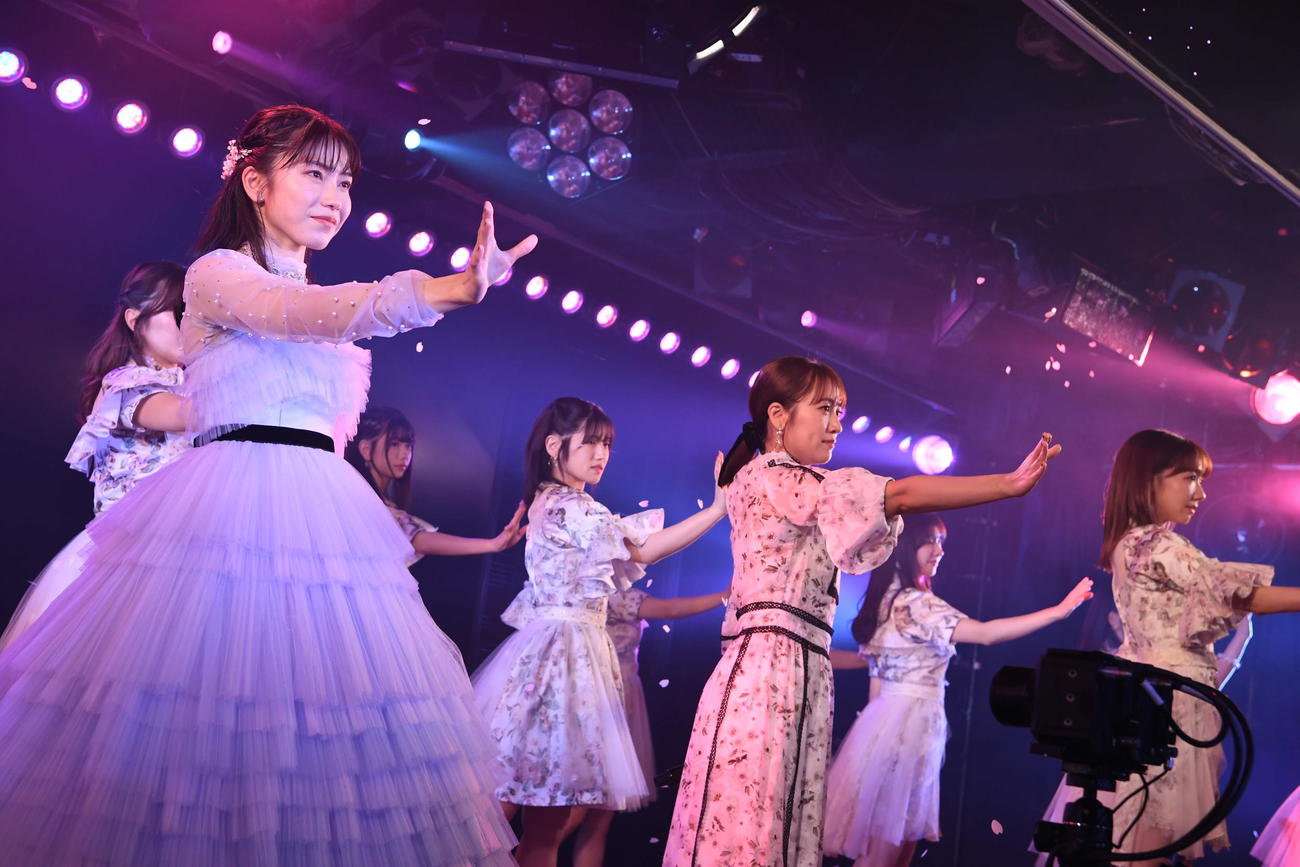 卒業公演で高橋みなみ（右から2人目）らと「桜の花びらたち」を歌う横山由依