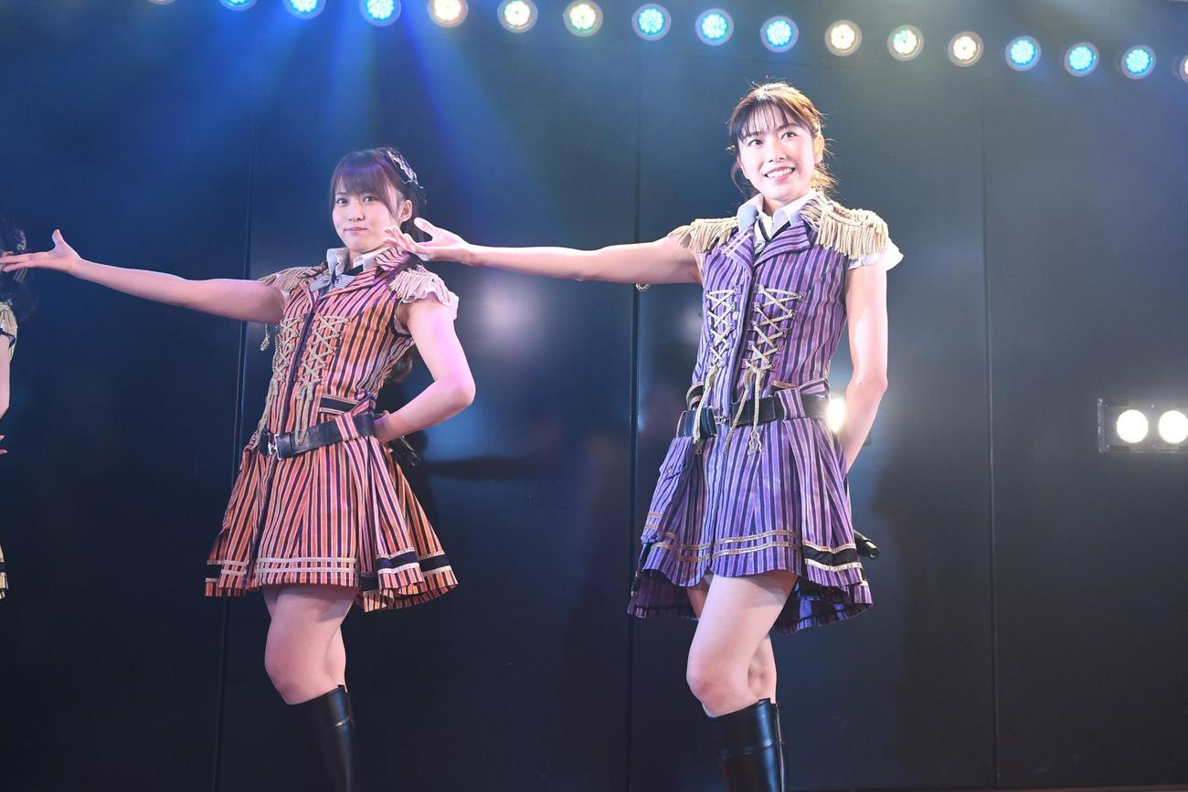 卒業公演でパフォーマンスする横山由依。左は岡部麟（C）AKB48