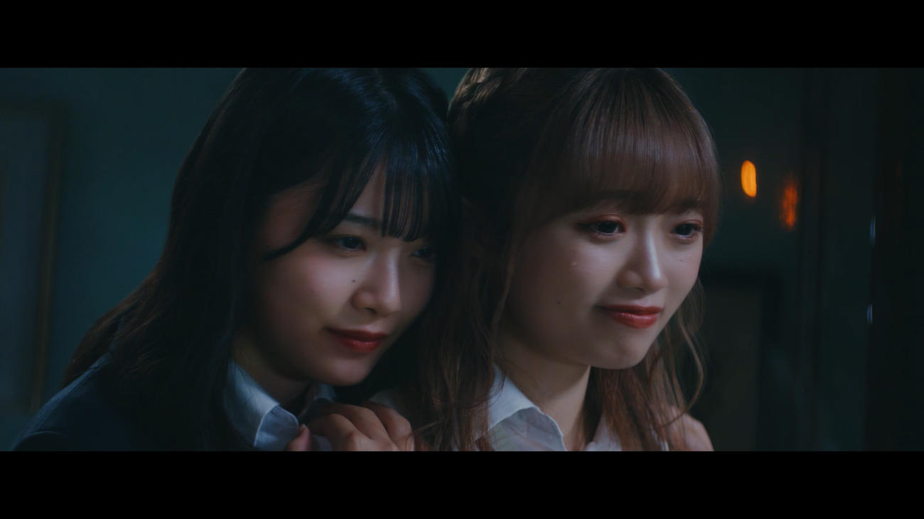 NGT48の最新シングル「ポンコツな君が好きだ」ミュージックビデオでの小越春花（左）と中井りか（C）Flora