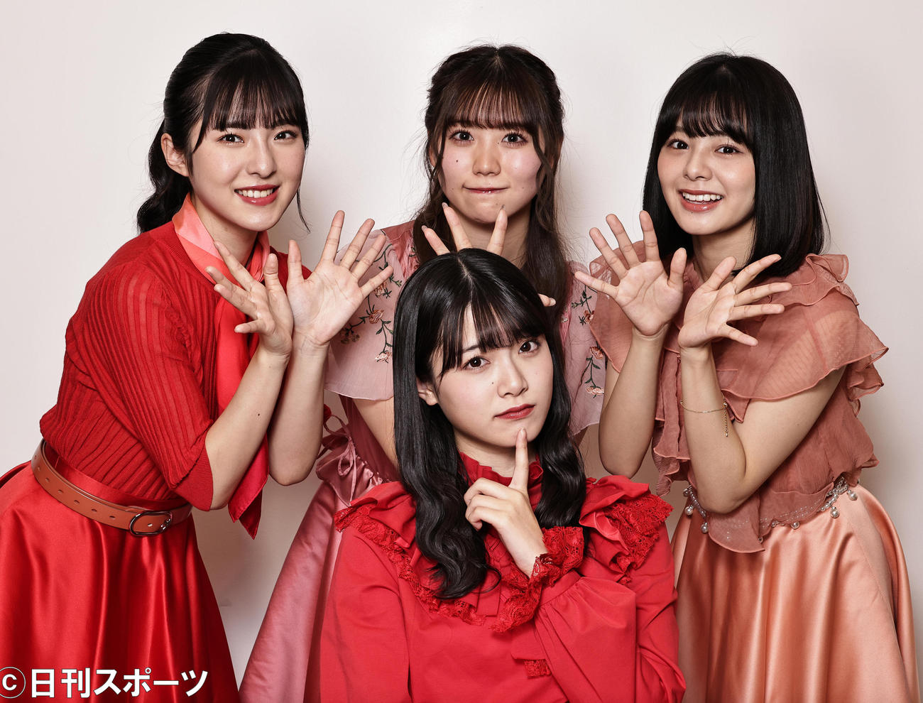 NEWシングル「ポンコツな君が好きだ」でのエピソードを語るNGT48小越春花（手前）、後列左から大塚七海、小熊倫実、本間日陽（撮影・中島郁夫）