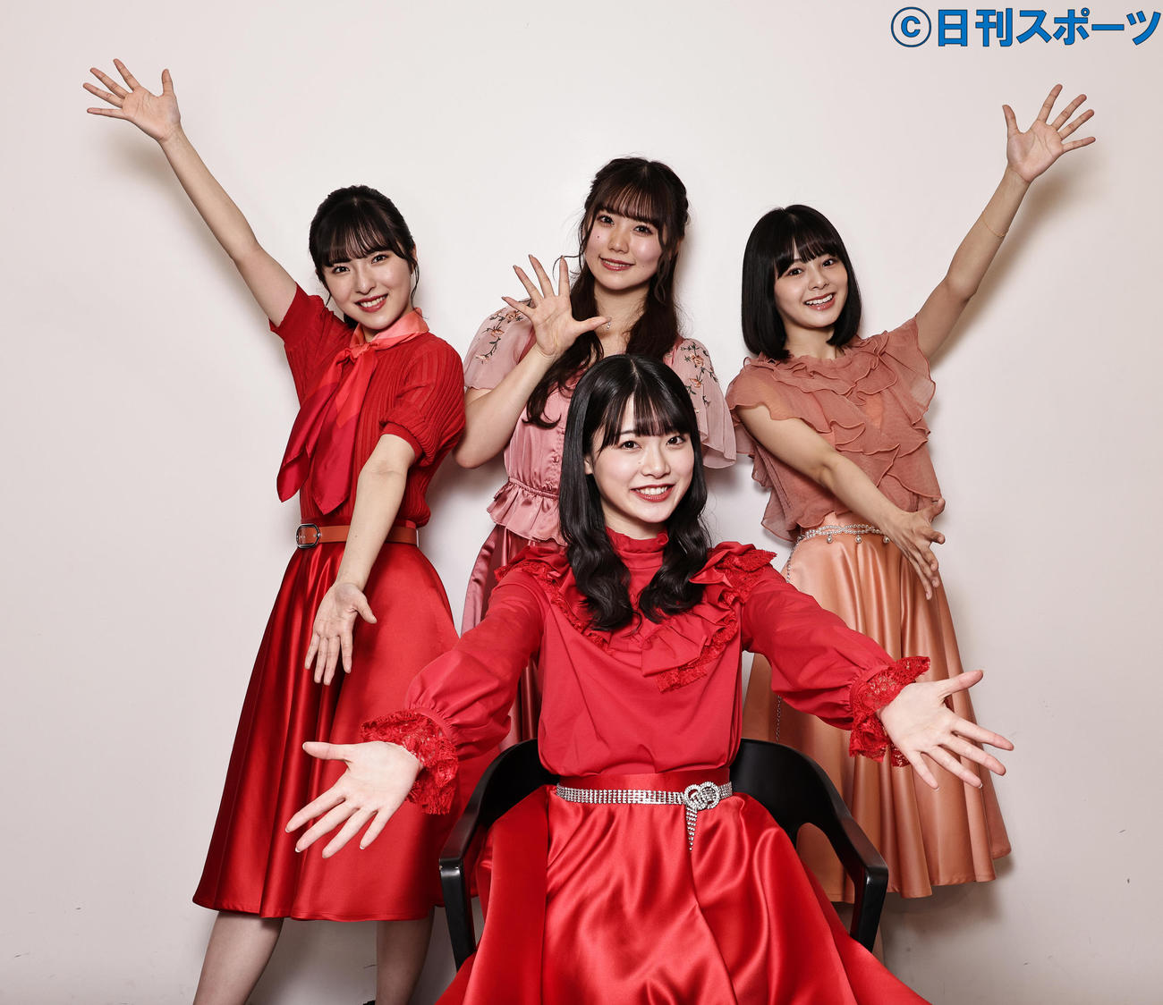 NEWシングル「ポンコツな君が好きだ」でのエピソードを語るNGT48小越春花（手前）、後列左から大塚七海、小熊倫実、本間日陽（撮影・中島郁夫）