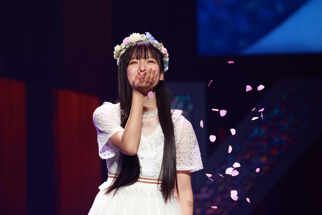 「SKE48新世代コンサート2021」で花びらを舞わせるSKE48林美澪（ｃ）2021 Zest, Inc.
