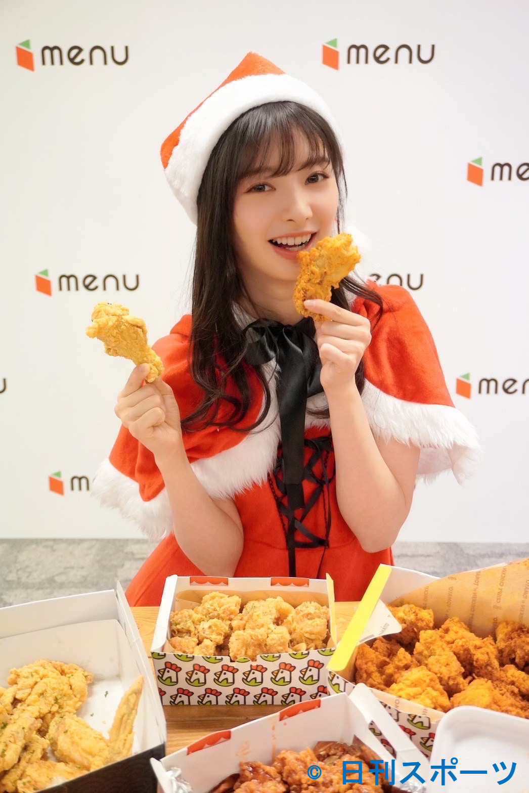 クリスマスサンタ姿でmenuのチキンにかぶりつこうとする武藤十夢