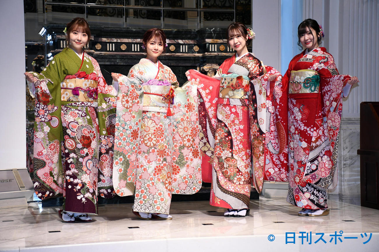 「NGT48成人式」で振り袖姿を披露する、左から日下部愛菜、清司麗菜、對馬優菜子、曽我部優芽（撮影・大友陽平）