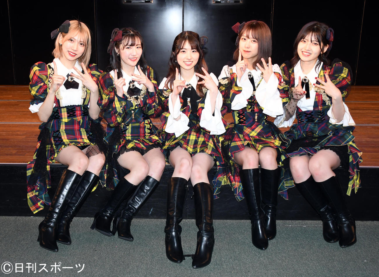 「13期生10周年特別公演」を行ったAKB48の、左から茂木忍、北澤早紀、岩立沙穂、篠崎彩奈、村山彩希（撮影・大友陽平）