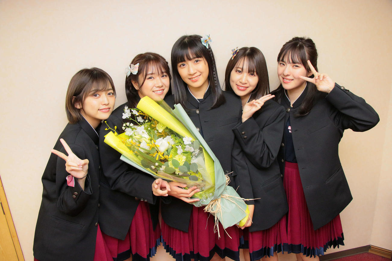 NGT48らーめん部のメンバーと写真に納まる小見山沙空（中央）。左から中村歩加、真下華穂、1人おいて富永夢有、大塚七海