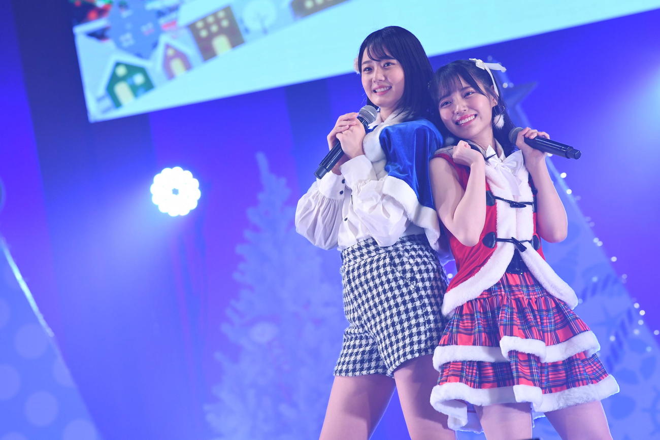 クリスマスコンサートを行ったSTU48の瀧野由美子（左）と岩田陽菜（C）STU