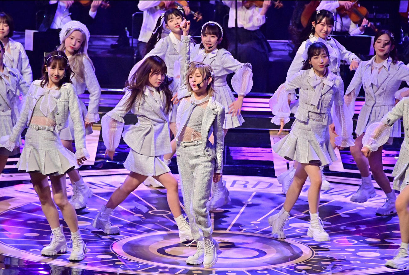 優秀作品賞のAKB48岡田奈々（中央）ら（C）TBS