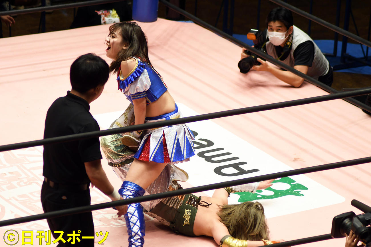 東京女子プロレス後楽園ホール大会で坂崎ユカにサソリ固めを決めるSKE48荒井優希（撮影・大友陽平）