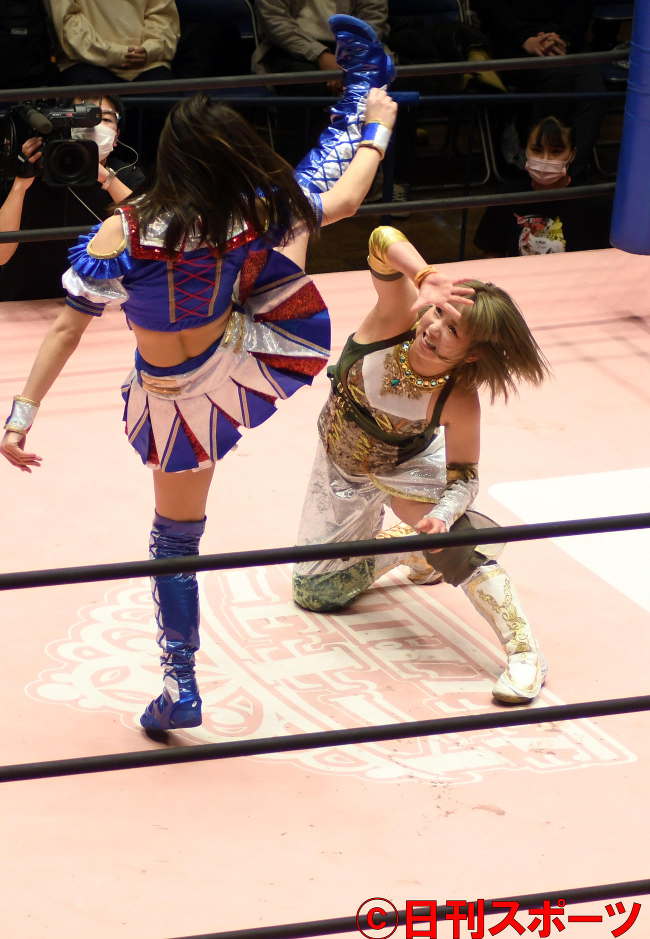 SKE48荒井優希（左）は坂崎ユカに得意のかかと落とし「Finally」を見舞うも不発（撮影・大友陽平）