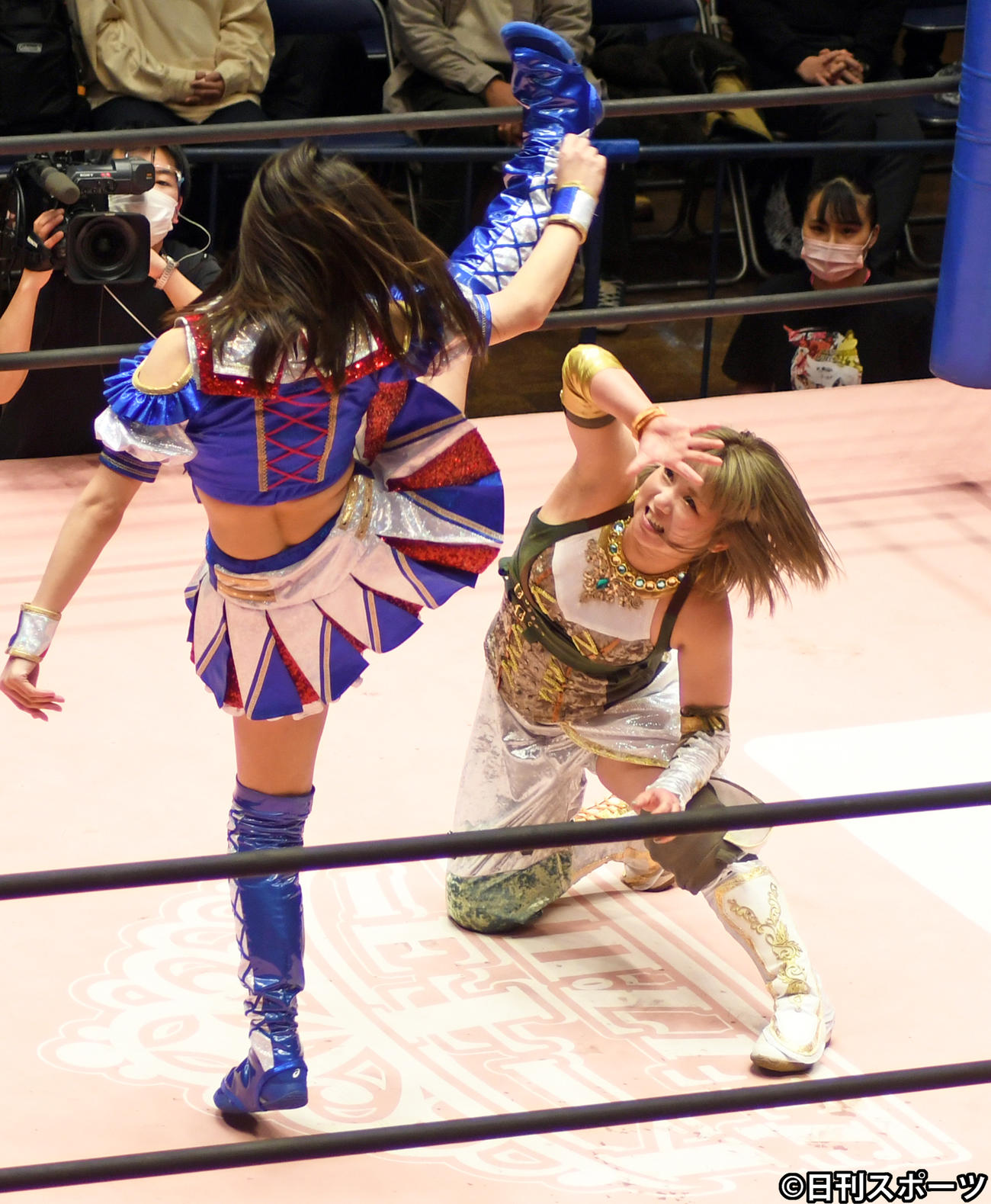 SKE48荒井優希（左）は坂崎ユカに得意のかかと落とし「Finally」を見舞うも腕でブロックされる（撮影・大友陽平）