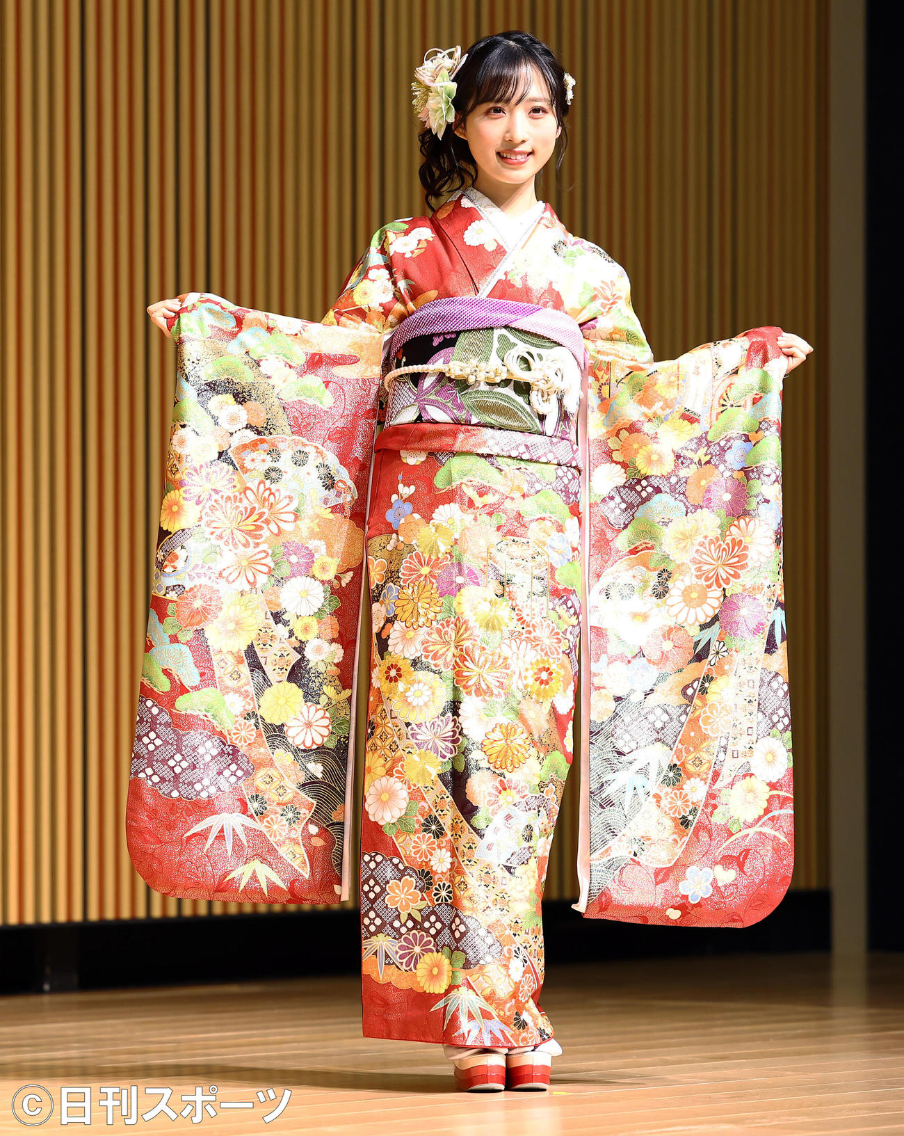 成人式を迎え振り袖を披露するAKB48小栗有以（撮影・垰建太）