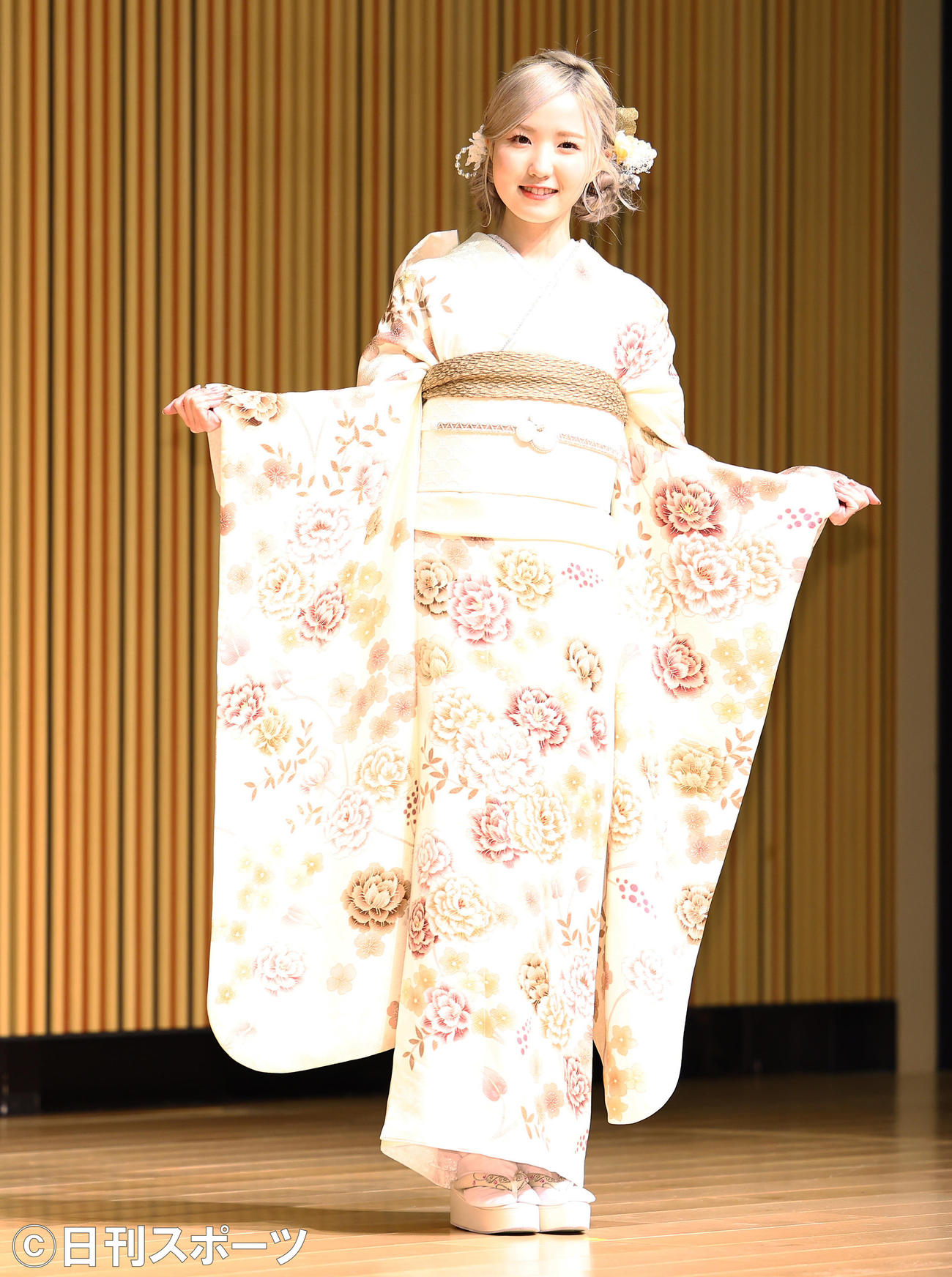 成人式を迎え振り袖を披露するAKB48本田仁美（撮影・垰建太）
