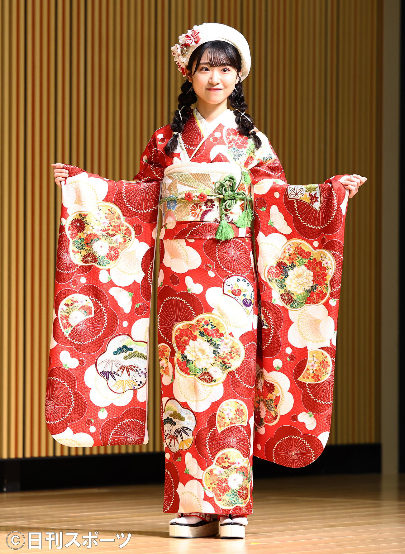 成人式を迎え振り袖を披露するAKB48山内瑞葵（撮影・垰建太）