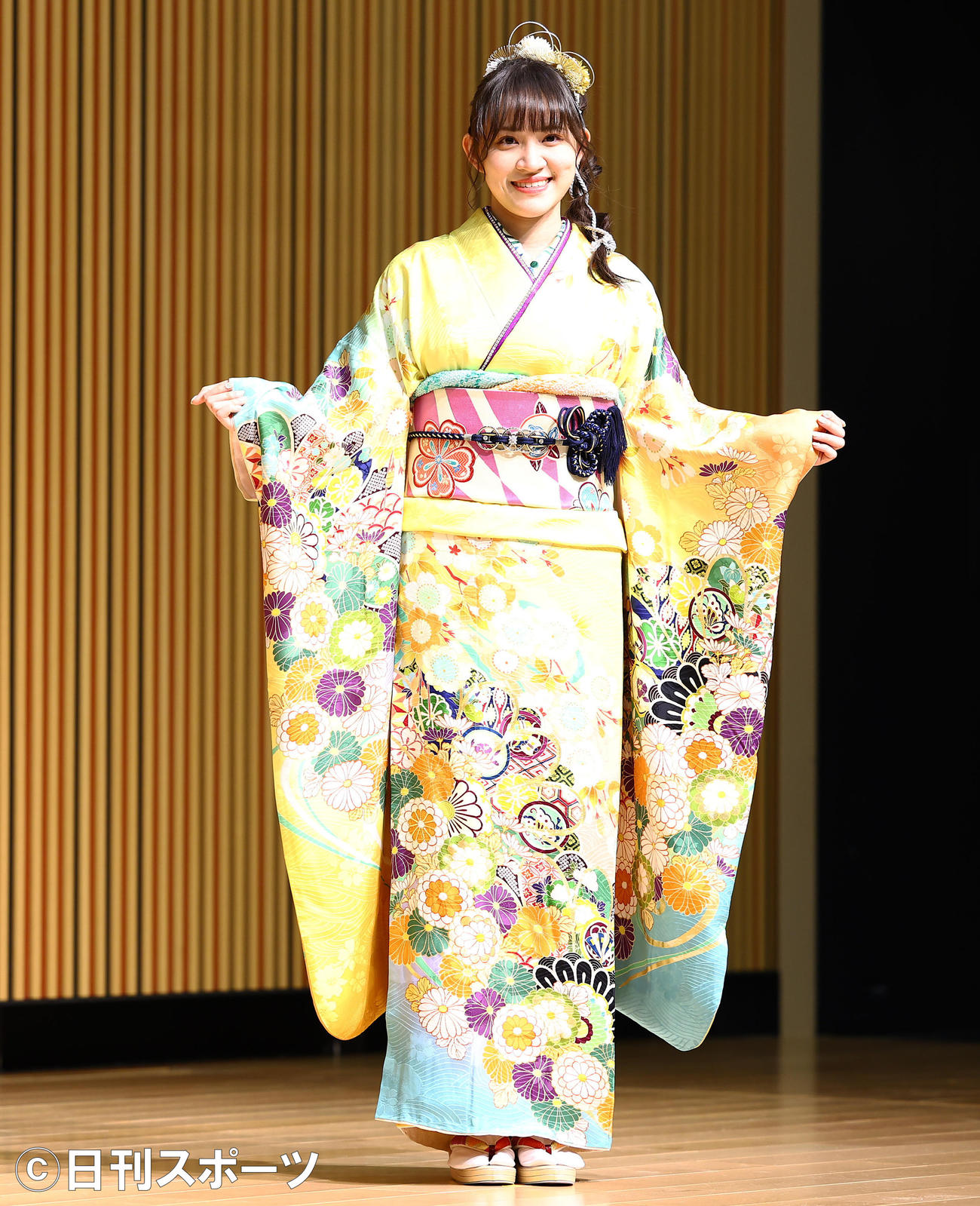 成人式を迎え振り袖を披露するAKB48下口ひなな（撮影・垰建太）