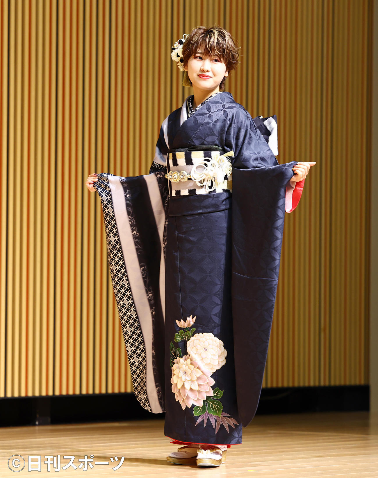 成人式を迎え振り袖を披露するAKB48高橋彩香（撮影・垰建太）