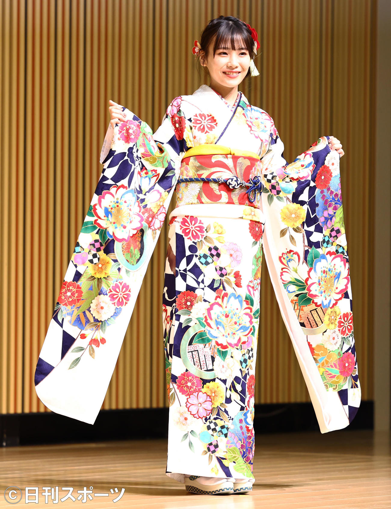 成人式を迎え振り袖を披露するAKB48安田叶（撮影・垰建太）