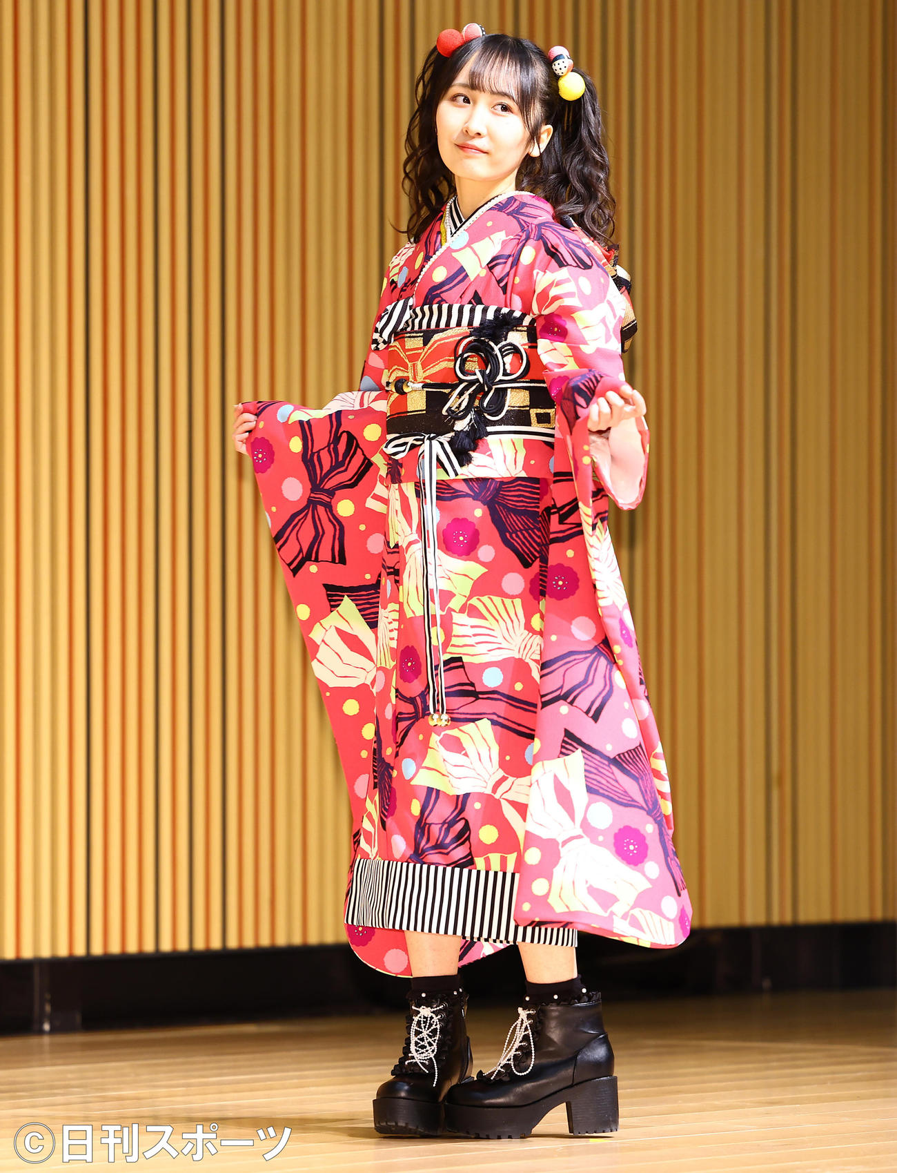 成人式を迎え振り袖を披露するAKB48山邊歩夢（撮影・垰建太）