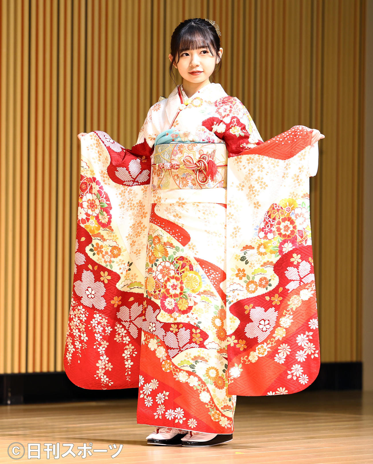 成人式を迎え振り袖を披露するAKB48石綿星南（撮影・垰建太）