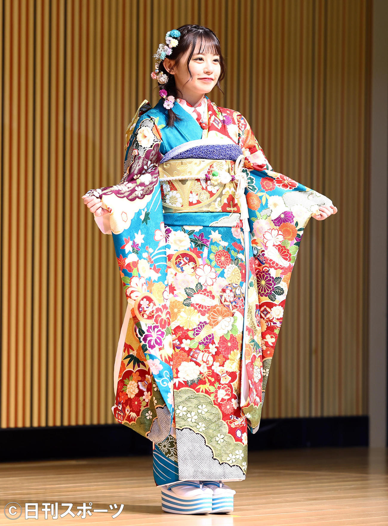 成人式を迎え振り袖を披露するAKB48濱咲友菜（撮影・垰建太）