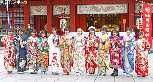 成人式を迎え神田明神で写真に納まるAKB48の新成人たち。左から上見天乃、高橋彩香、安田叶、濱咲友菜、下尾みう、小栗有以、本田仁美、山内瑞葵、下口ひなな、山邊歩夢、蔵本美結、石綿星南（撮影・垰建太）